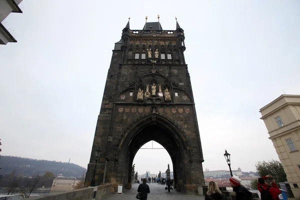 Köprü kule bir ucundaki charles Köprüsü doğum vltava Nehri Prag, Çek Cumhuriyeti — Stok fotoğraf