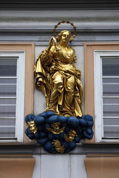 Statue of Virgin Mary on the façade of the house in Prague — Stock fotografie