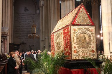 Tanrı'nın mezarı önünde dua