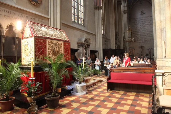 Pray in front of God 's tomb — стоковое фото