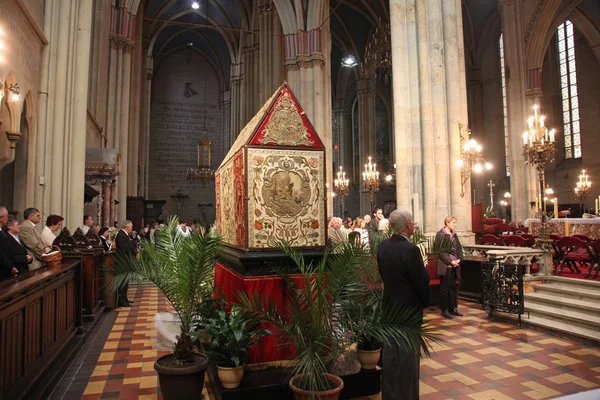 Rezar diante do túmulo de Deus — Fotografia de Stock