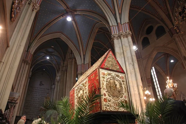 Pray in front of God 's tomb — стоковое фото