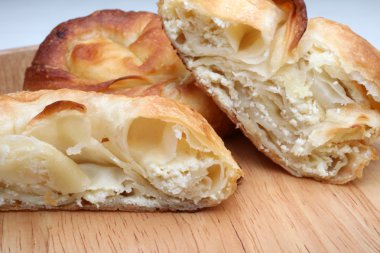 Burek (pasta, et, peynir veya ıspanak ile) geleneksel Balkan yemeğidir
