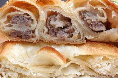 Burek (pasta, et, peynir veya ıspanak ile) geleneksel Balkan yemeğidir