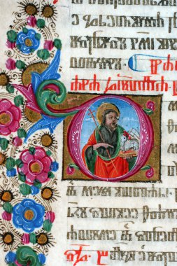 Eski kutsal kitabı kapat.