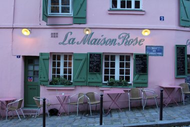 La maison Restoran montmartre üzerinde yükseldi.