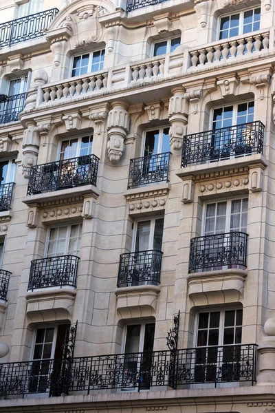 Fachada de un edificio de apartamentos tradicional en París — Foto de Stock
