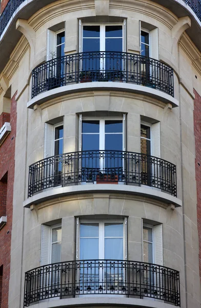 Fachada de un edificio de apartamentos tradicional en París —  Fotos de Stock