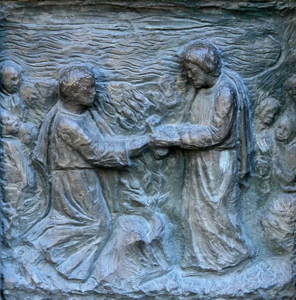 Detalhe da porta na igreja de São Pedro em Montmartre, Paris — Fotografia de Stock