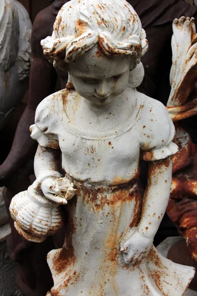 Figuras de jardim no mercado de pulgas. Paris, França . — Fotografia de Stock