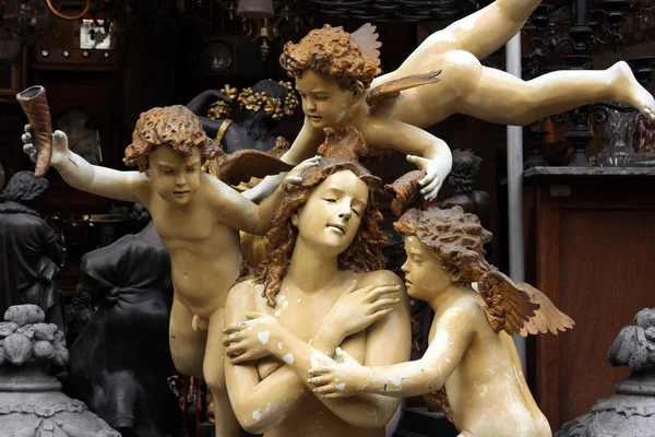 Anjos no mercado de pulgas. Paris, França . — Fotografia de Stock