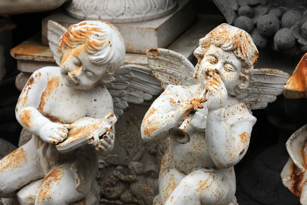 벼룩 시장에 천사입니다. 파리, 프랑스. — 스톡 사진