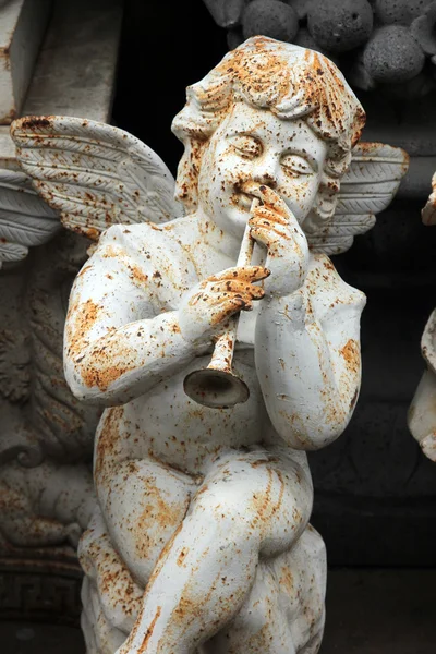 Anjos no mercado de pulgas. Paris, França . — Fotografia de Stock