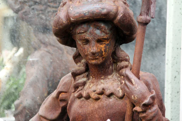 Figuras de jardín en el mercadillo. París, Francia . —  Fotos de Stock