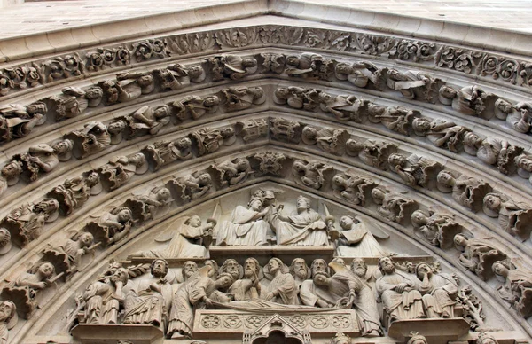 Собор Нотр-Дам, Париж, портал Девы Марии — стоковое фото