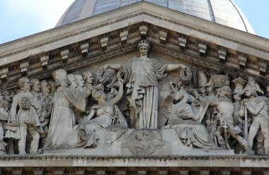 Paris - tympanon tanrısı