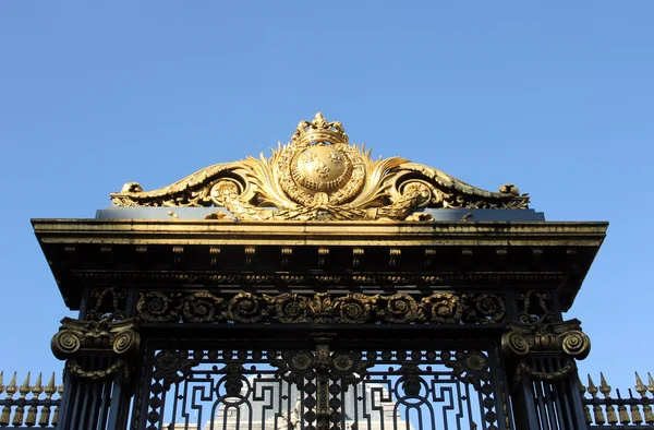 Detail of the golden gate at the justice palace in Paris — Stock Photo, Image