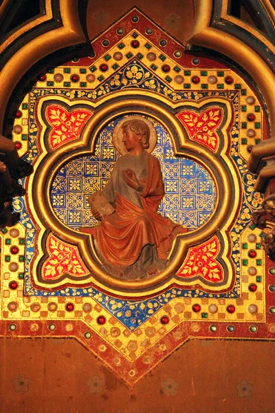 Alt düzey Kraliyet palatine Şapel, sainte-chapelle, paris duvar üstünde kutsal kişilerin resmi, — Stok fotoğraf