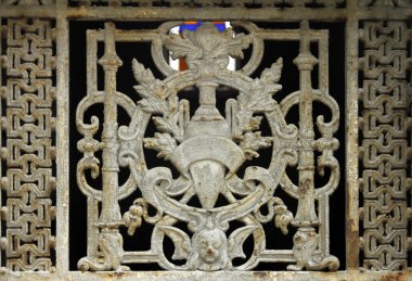 süslü mezar kapı