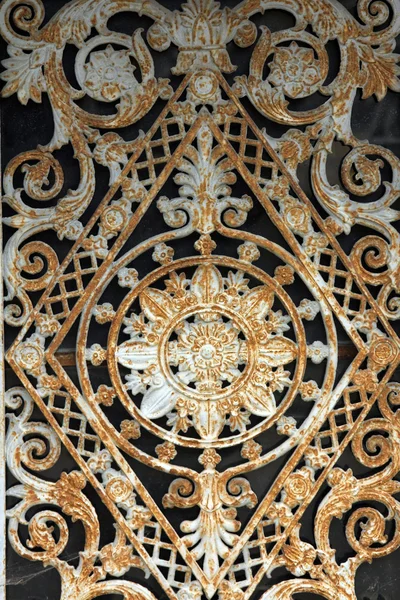 Porta do túmulo ornamentado — Fotografia de Stock