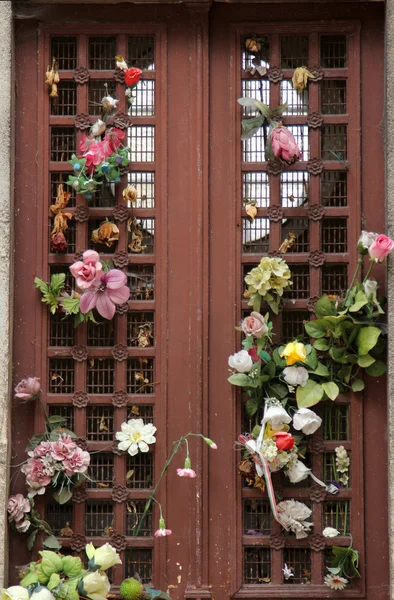 Dveře zdobená hrobka — Stock fotografie