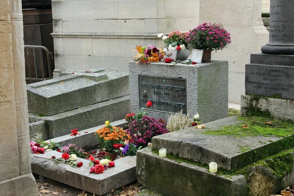 Могила Джима Моррисона на кладбище Педре-Лашез — стоковое фото