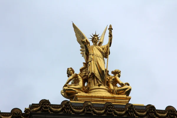 Engel op de bovenkant van de opera garnier in Parijs — Stockfoto