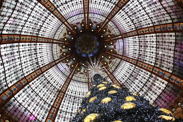 Árbol de Navidad en Galeries Lafayette, París — Foto de Stock