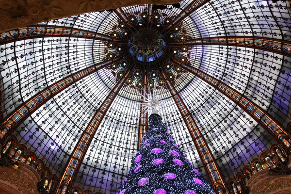 Choinki w domu handlowego galeries lafayette, Paryż — Zdjęcie stockowe