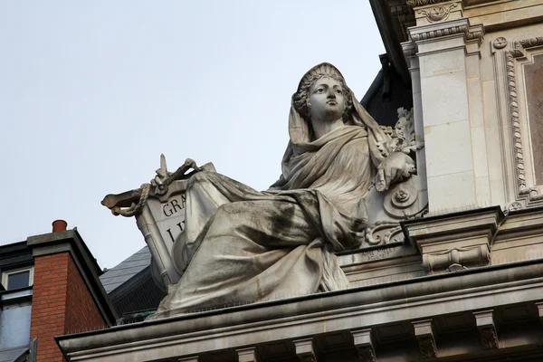 Statue der Industrie auf dem bnp-Gebäude in Paris — Stockfoto