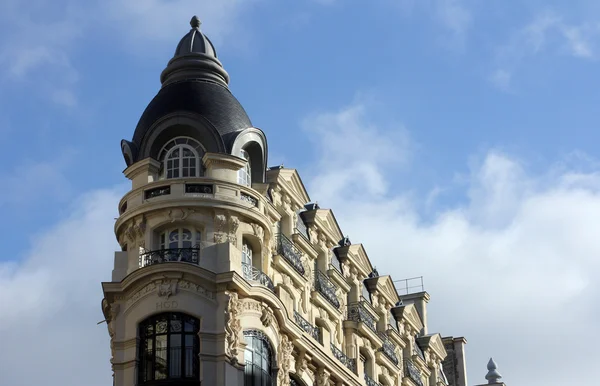 Fachada de un edificio de apartamentos tradicional en París — Foto de Stock