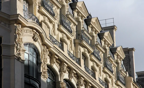 Fachada de un edificio de apartamentos tradicional en París —  Fotos de Stock