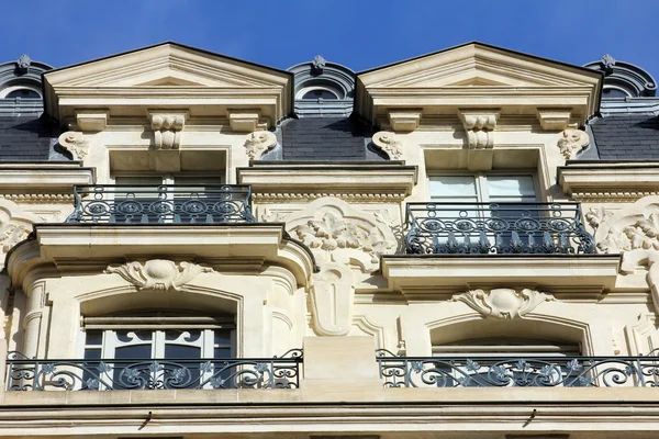 Fachada de un edificio de apartamentos tradicional en París —  Fotos de Stock