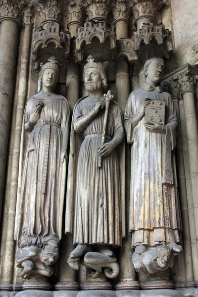 Estátuas góticas medievais na entrada de Eglise St. Germain l 'Auxerrois em Paris — Fotografia de Stock