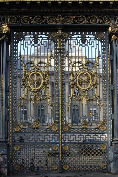 Cancello d'oro al palazzo di giustizia di Parigi — Foto Stock