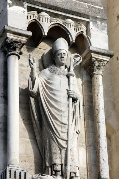 Notre dame Katedrali, paris üzerinde Papa heykeli — Stok fotoğraf