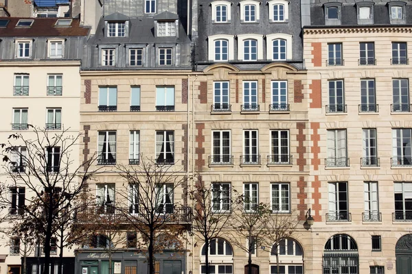 Fachada de un edificio de apartamentos tradicional en París — Foto de Stock