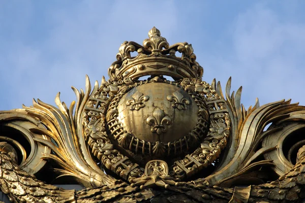 Detail of the golden gate at the justice palace in Paris — Stock Photo, Image