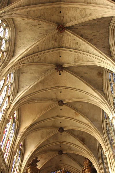 Paris - interior da igreja gótica de Saint Severin — Fotografia de Stock