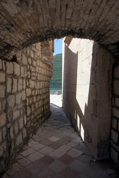 Perast, Karadağ rock kilisede bizim hanımı parçası — Stok fotoğraf