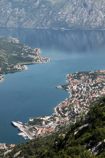 Baía de Kotor e cidade histórica de Kotor, Montenegro — Fotografia de Stock