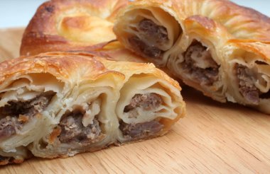 Burek (et, peynir veya ıspanak pasta)