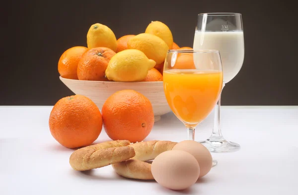 Сніданок з соком, молоком, фруктами та яйцями — стокове фото