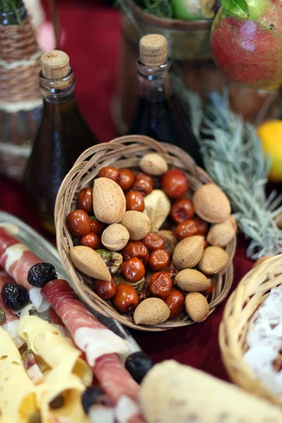 Almonds and Olives — Stock Photo, Image