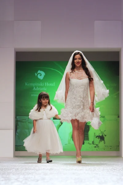 Wedding dress fashion show — Stock Photo, Image