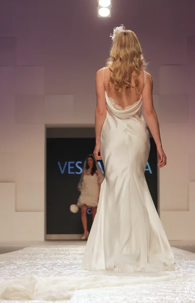 Wedding dress fashion show — Stock Photo, Image