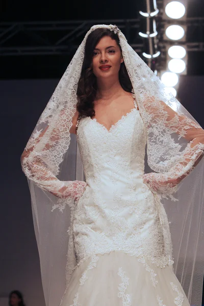 Abito da sposa sfilata di moda — Foto Stock