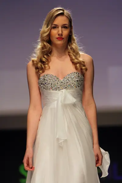 Vestido de novia desfile de moda —  Fotos de Stock