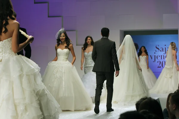 แฟชั่นโชว์ชุดแต่งงาน — ภาพถ่ายสต็อก