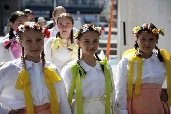 Membres des groupes folkloriques Sloga de Veliko Trgovisce en costume national croate — Photo